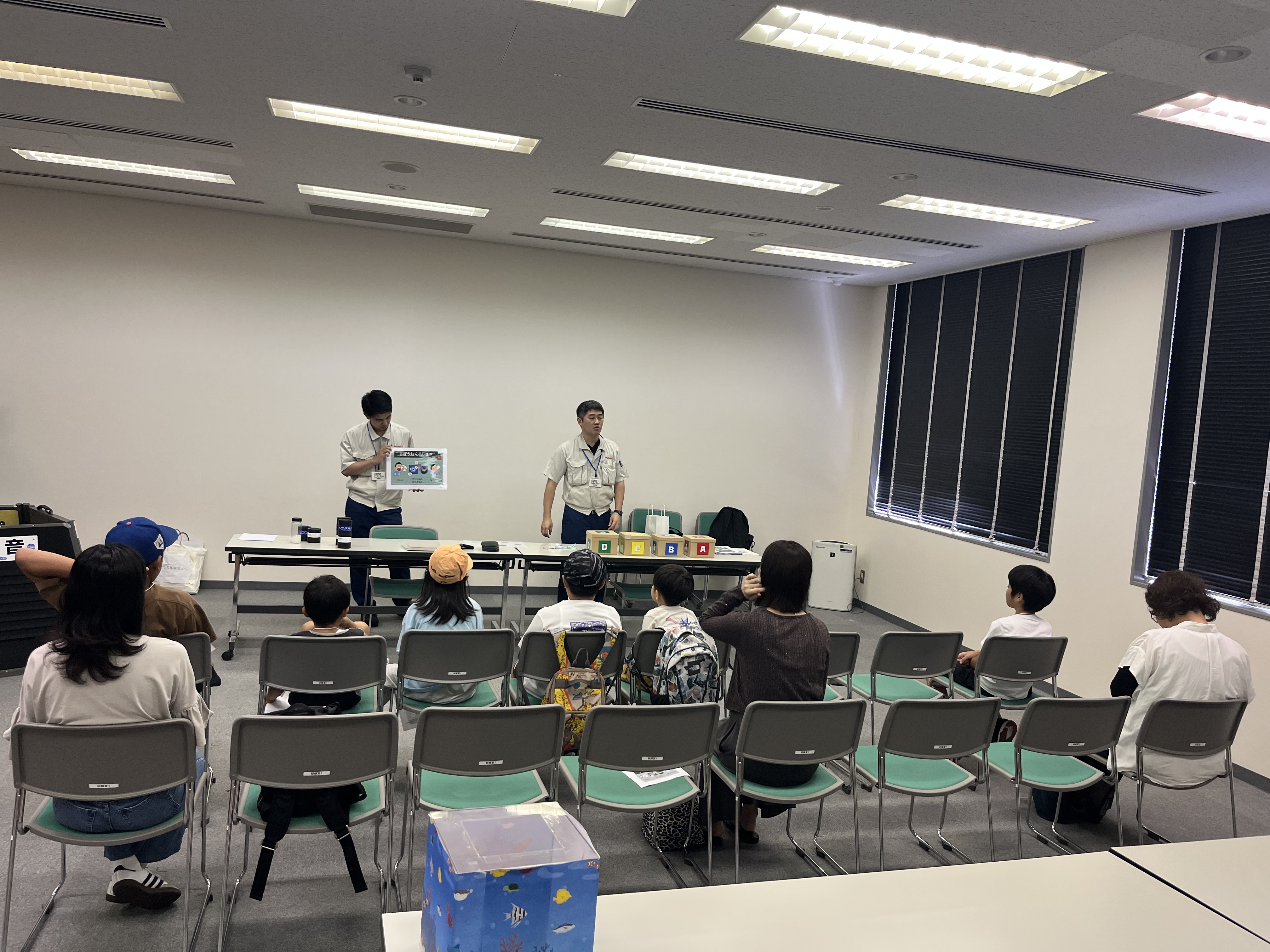 おもしろ体験でぇ〜で音について説明する様子