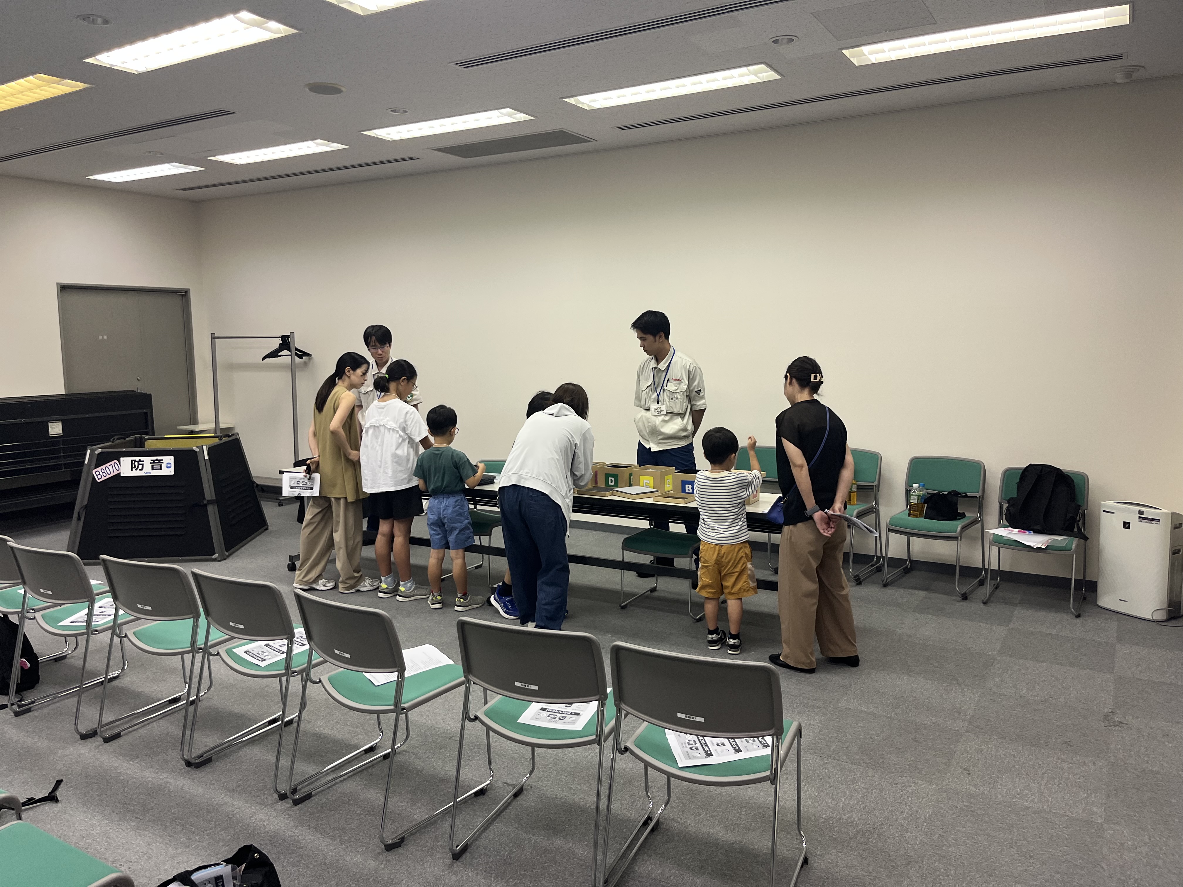 おもしろ体験でぇ〜で音の体験をする様子